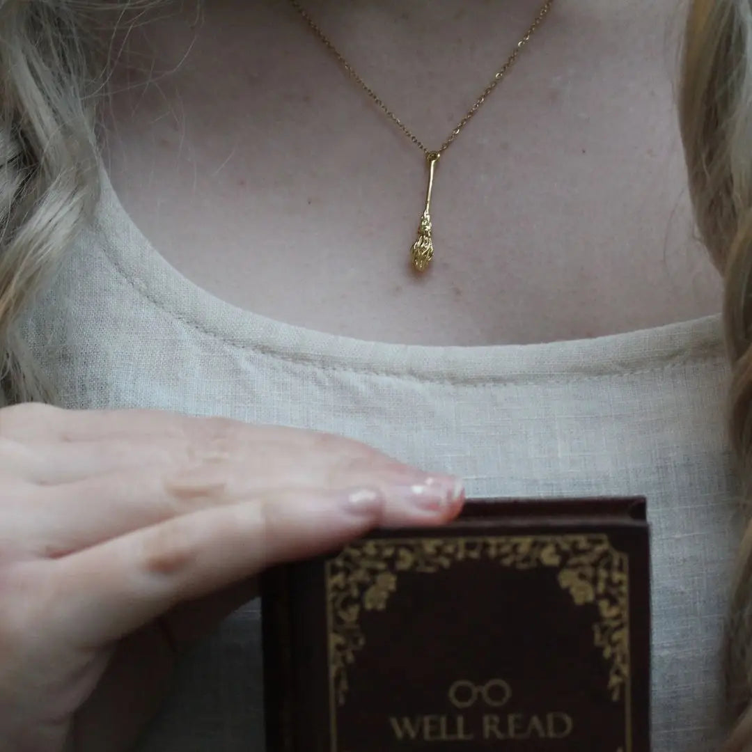 "A History of Magic" Ketting