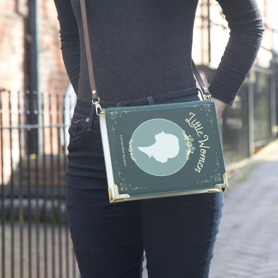 "Little Women" crossbody tas