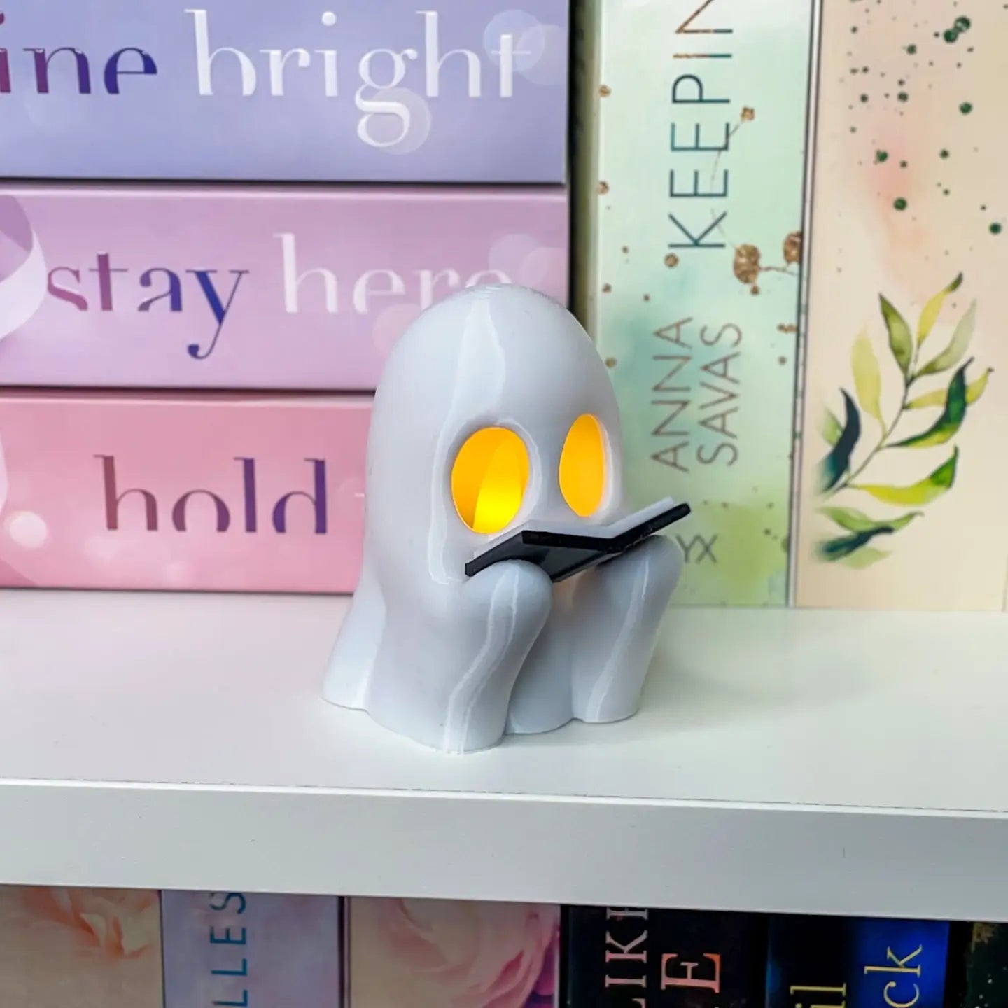 Geest met boek: LED theelicht houder