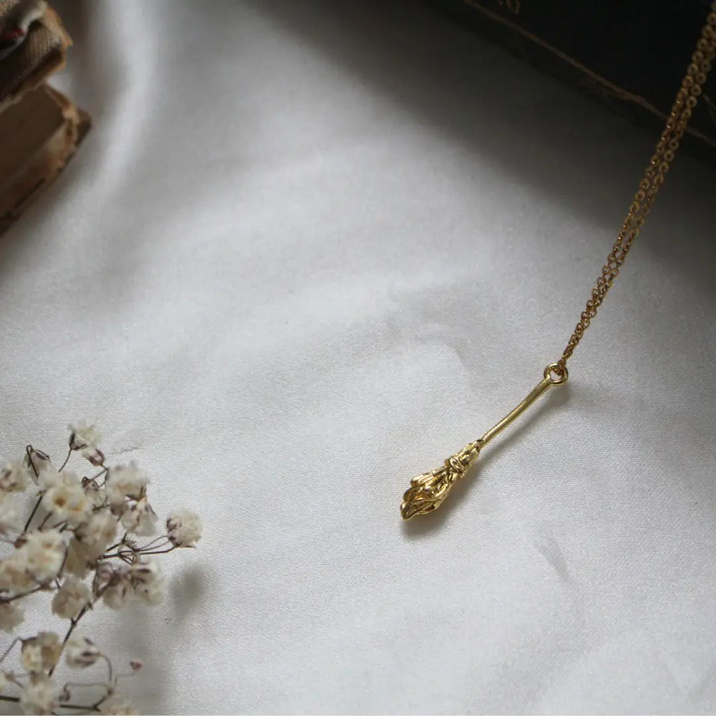"A History of Magic" Ketting