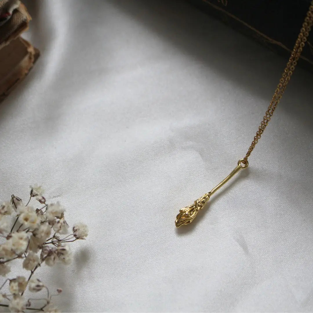 "A History of Magic" Ketting