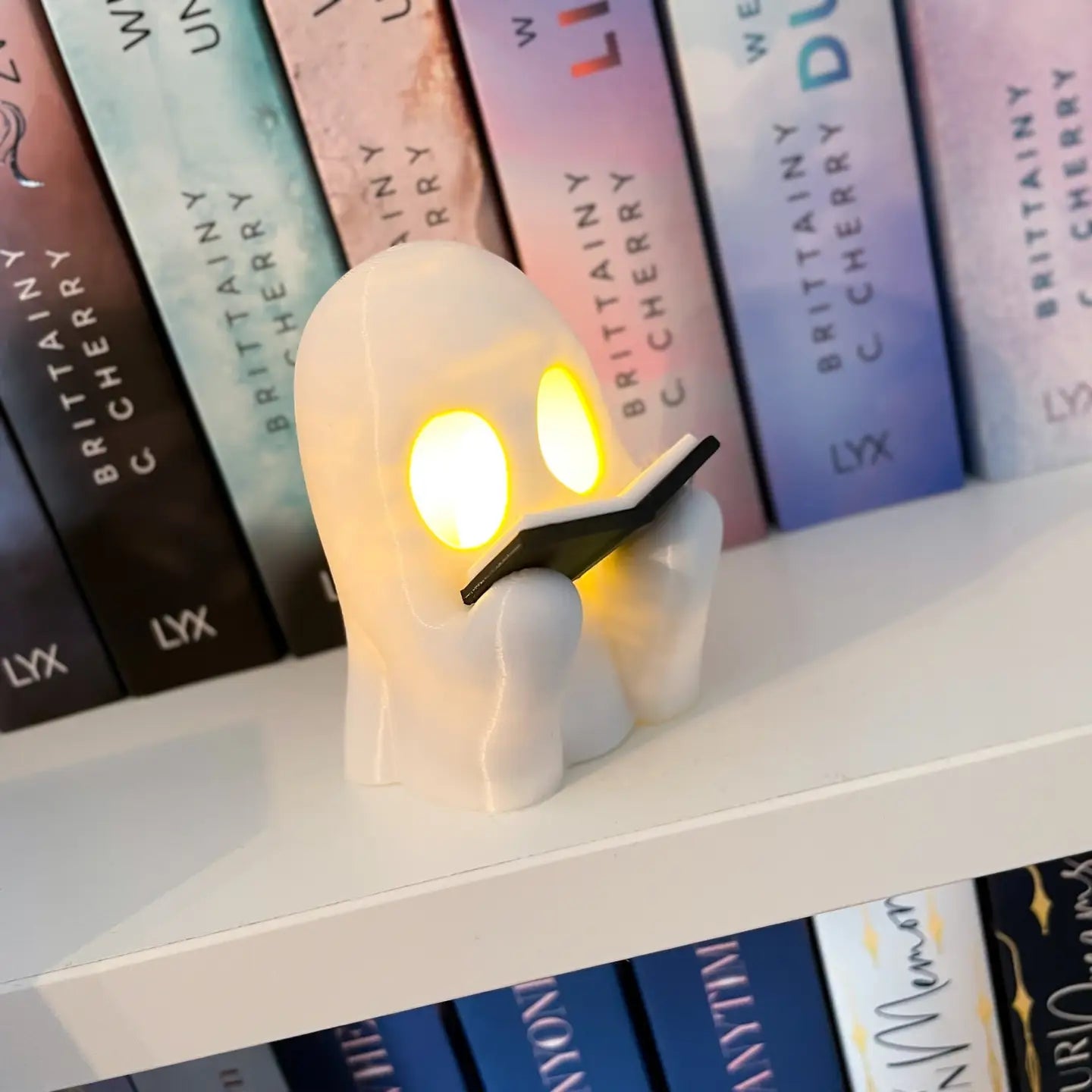 Geest met boek: LED theelicht houder